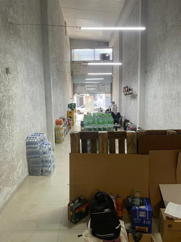 Alquiler - Local Al Frente, 2 Plantas, C/oficina Privada, En Barrio Reus. — foto 1