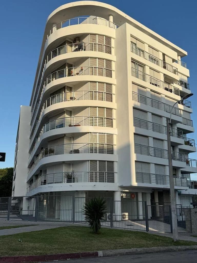 Alquiler Local Malvin Blixen Y Colombes Frente Shopping Plaza Italia, SodiMac Y Disco! — foto 1