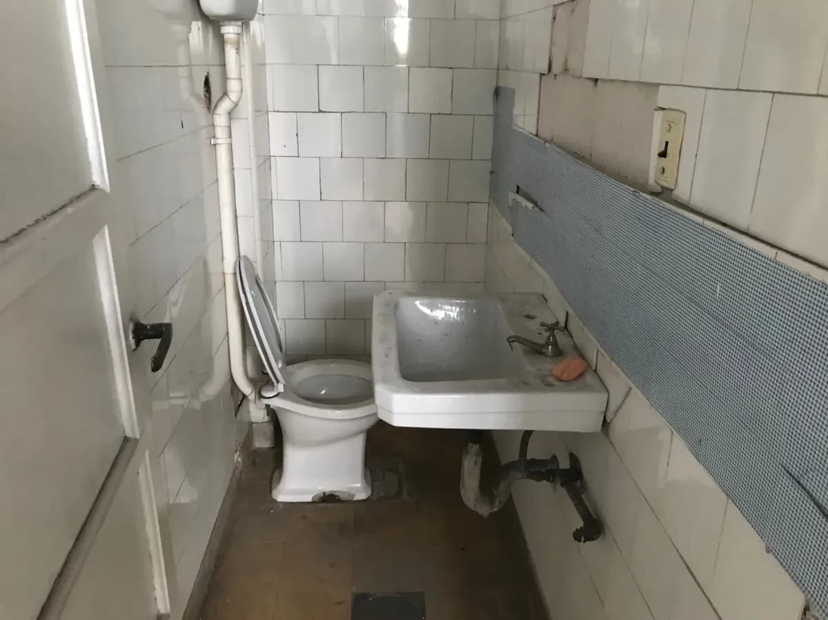 Sobre Av. 18 De Julio, Excelente Local Comercial Con Depósito + Escritorio. — foto 2