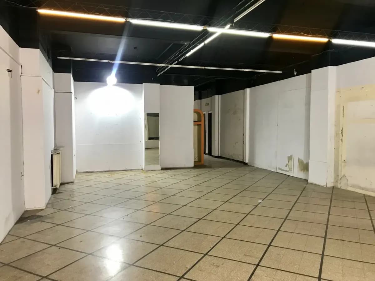 Sobre Av. 18 De Julio, Excelente Local Comercial Con Depósito + Escritorio. — foto 3