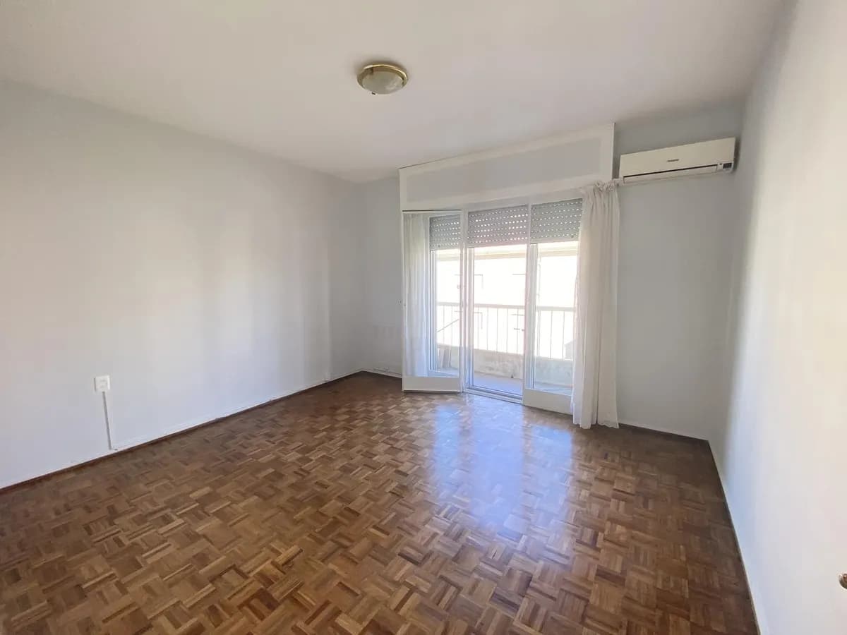 Alquiler De Apartamento 2 Dormitorios, 2 Baños, Cocina Definida, Piso Alto. Punta Carretas — foto 1
