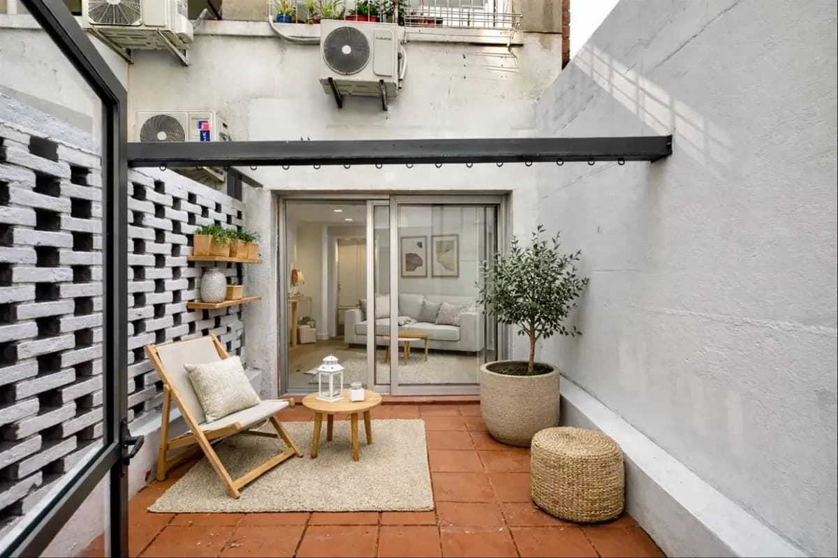 Monoambiente Con Patio Y Espacio Tipo Barbacoa A 1 Cuadra De La Rambla