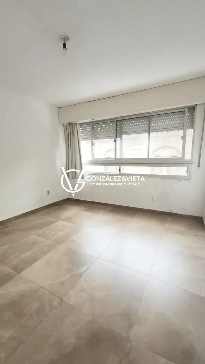Apartamento De Un Dormitorio Con Cochera Próximo A Av. 18 De Julio En Cordón.-