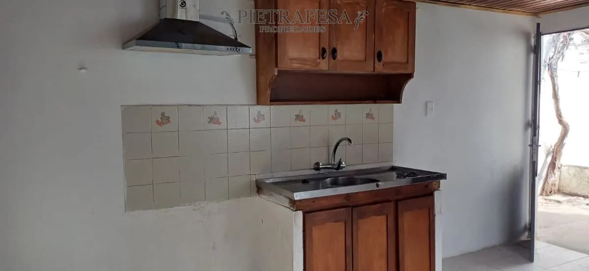 Casa En Alquiler, 3 Dormitorios, 1 Baño, Patio, Cochera. Brazo Oriental. — foto 1