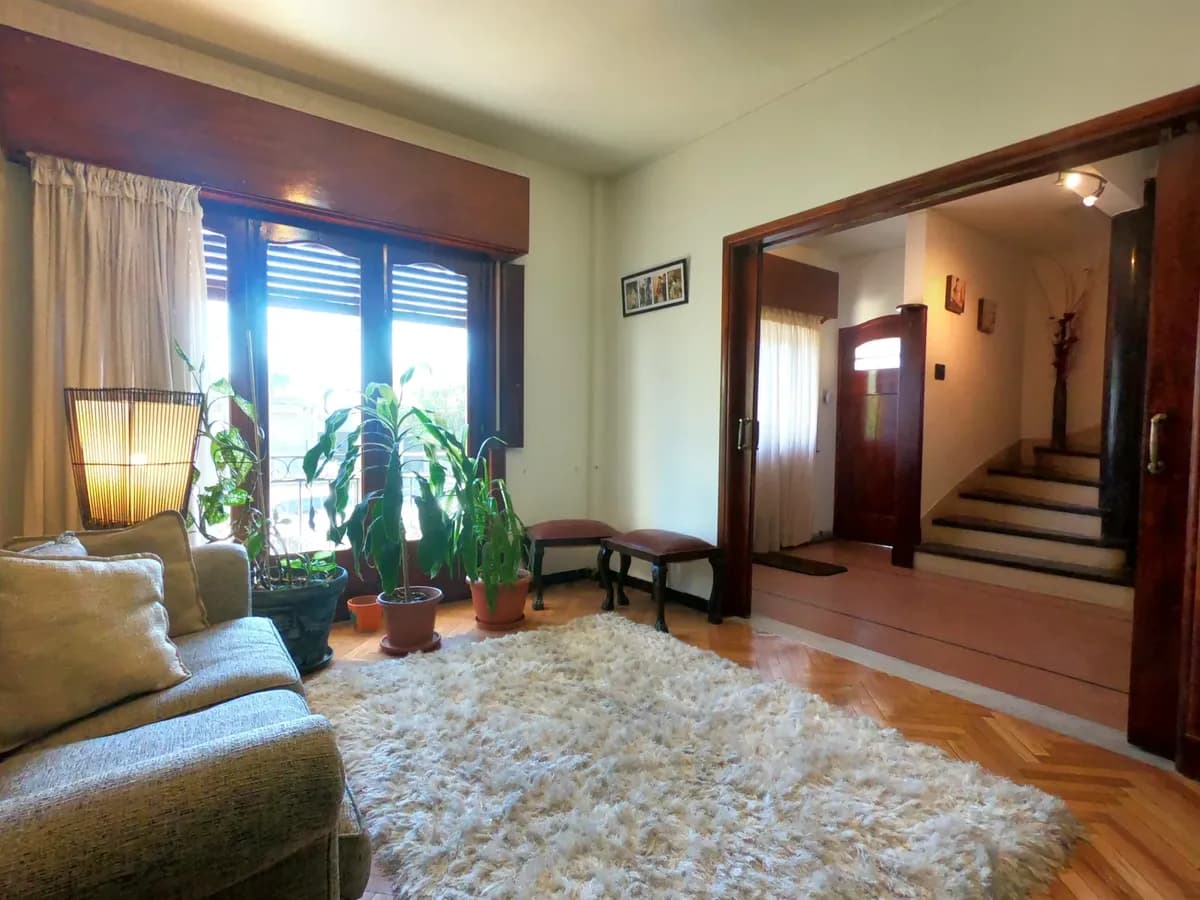 Exclusiva Residencia Desarrollada En Tres Niveles, De 3 A 4 Dormitorios, Escritorio, Doble Garage, Patio Con Parrillero — foto 1