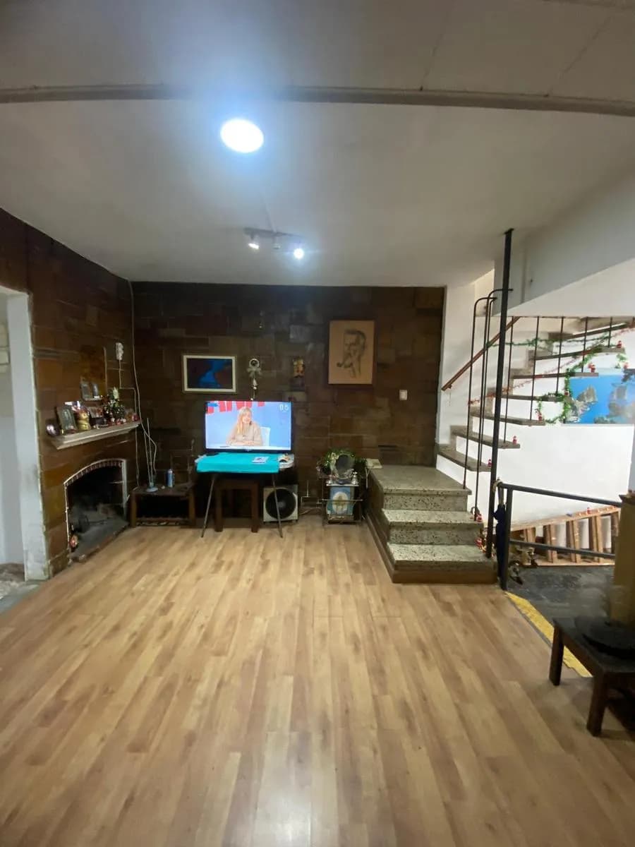 Venta Casa 3 Dormitorios Más Escritorio. A Metros De 18 De Julio, Terminal 3 Cruces Y Centros De Salud. Excelente Zona De Cordón Sur. — foto 1