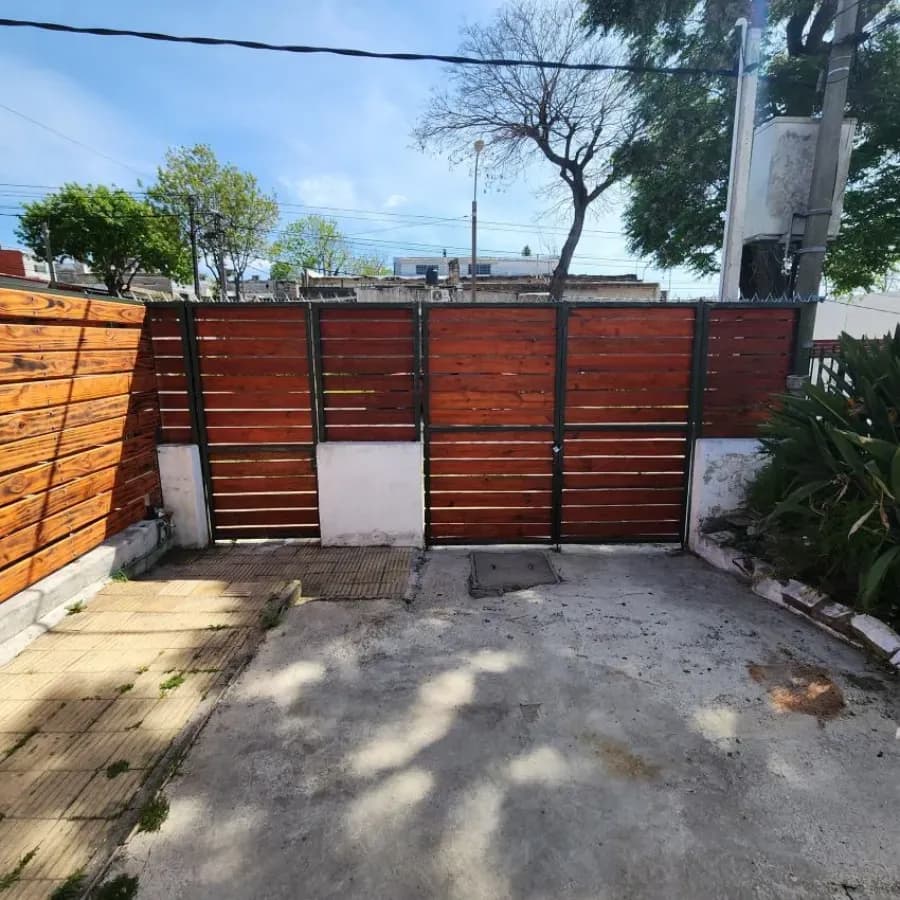 Alquiler Casa Con Cochera Y Patio, 1 Dormitorio Cerrito De La Victoria. — foto 1