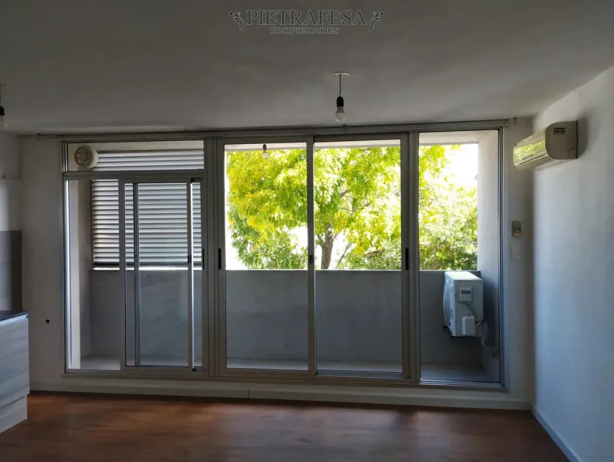 Apartamento En Alquiler, 2 Dormitorios, 1 Baño, Balcón. Brazo Oriental.