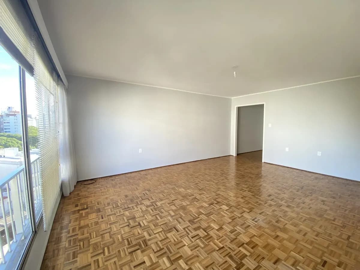 Alquiler De Apartamento 2 Dormitorios, 2 Baños, Cocina Definida, Piso Alto. Punta Carretas