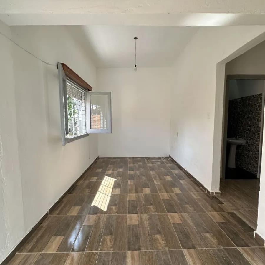 Alquiler Casa Con Cochera Y Patio, 1 Dormitorio Cerrito De La Victoria. — foto 2