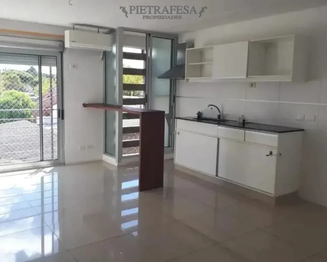 Apartamento En Alquiler, 2 Dormitorios, 1 Baño, Terraza Con Parrillero, Garaje Doble. Pocitos.