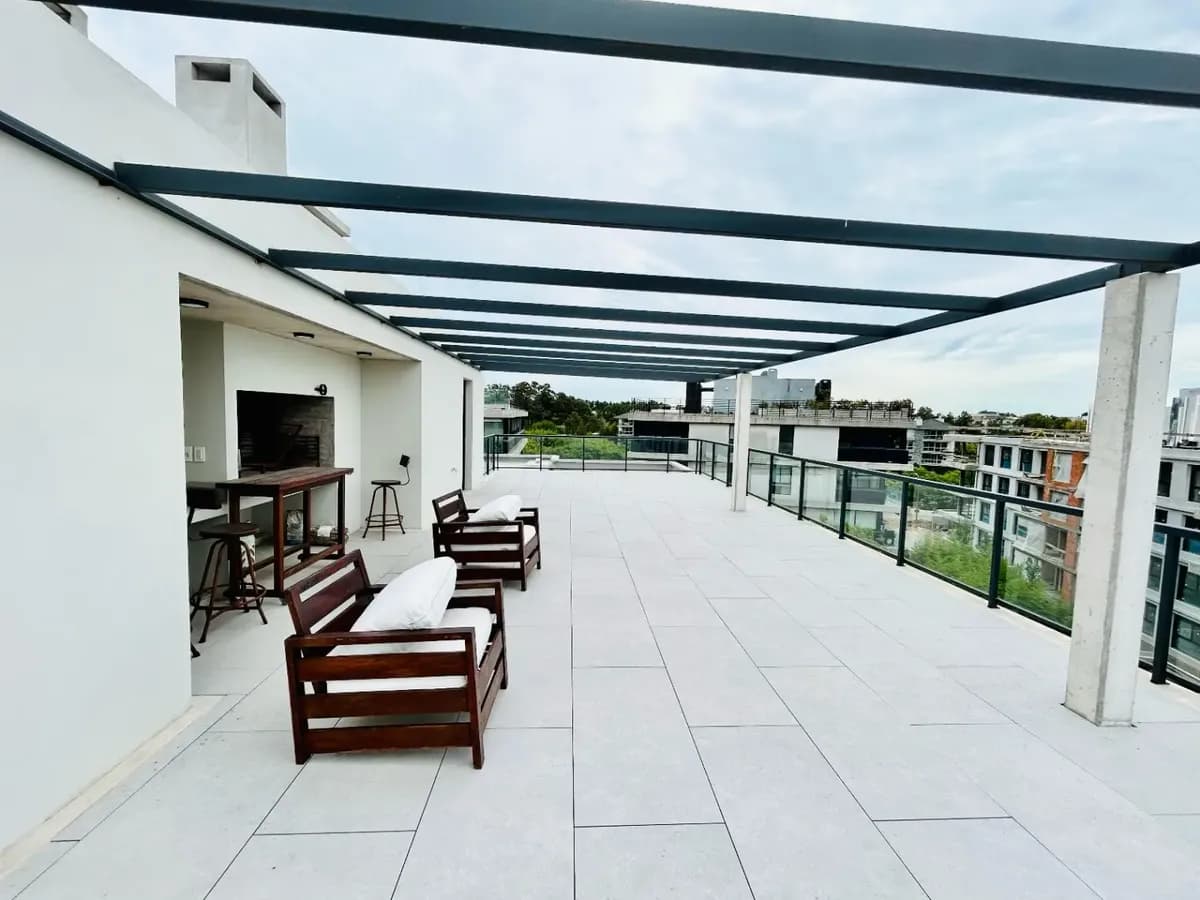 Apartamento En Alquiler De 3 Dormitorios C/ Cochera En Barrio Parques