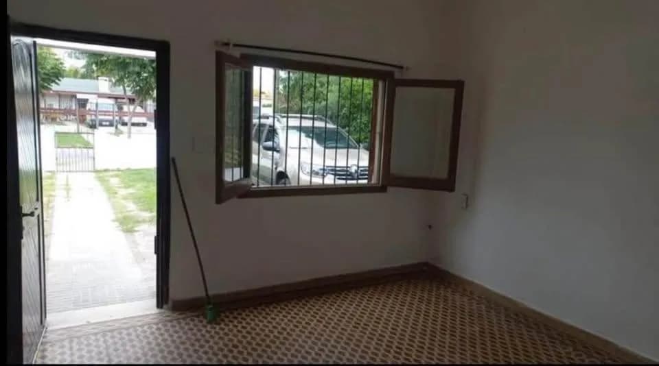 Alquiler Casa 2 Dormitorios Con Garaje Y Patio En Colón — foto 1