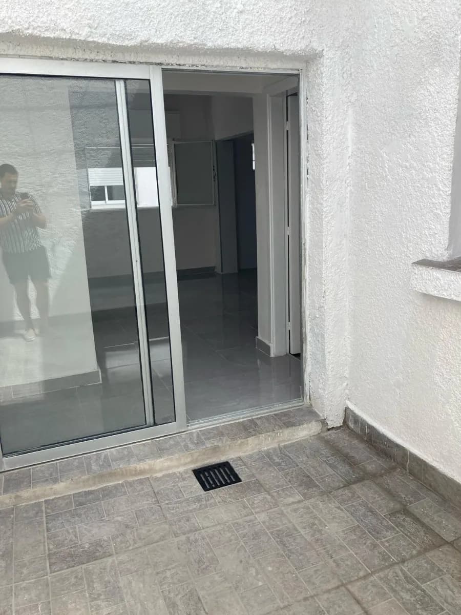 Alquilo Impecable Apartamento De 2 Dormitorios, Espacios Amplios, Patio De Uso Exlusivo, Bajos Gastos Comunes, Proximo A Montevideo Shopping. — foto 1