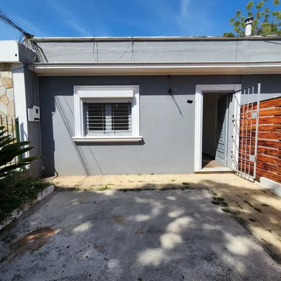 Alquiler Casa Con Cochera Y Patio, 1 Dormitorio Cerrito De La Victoria.