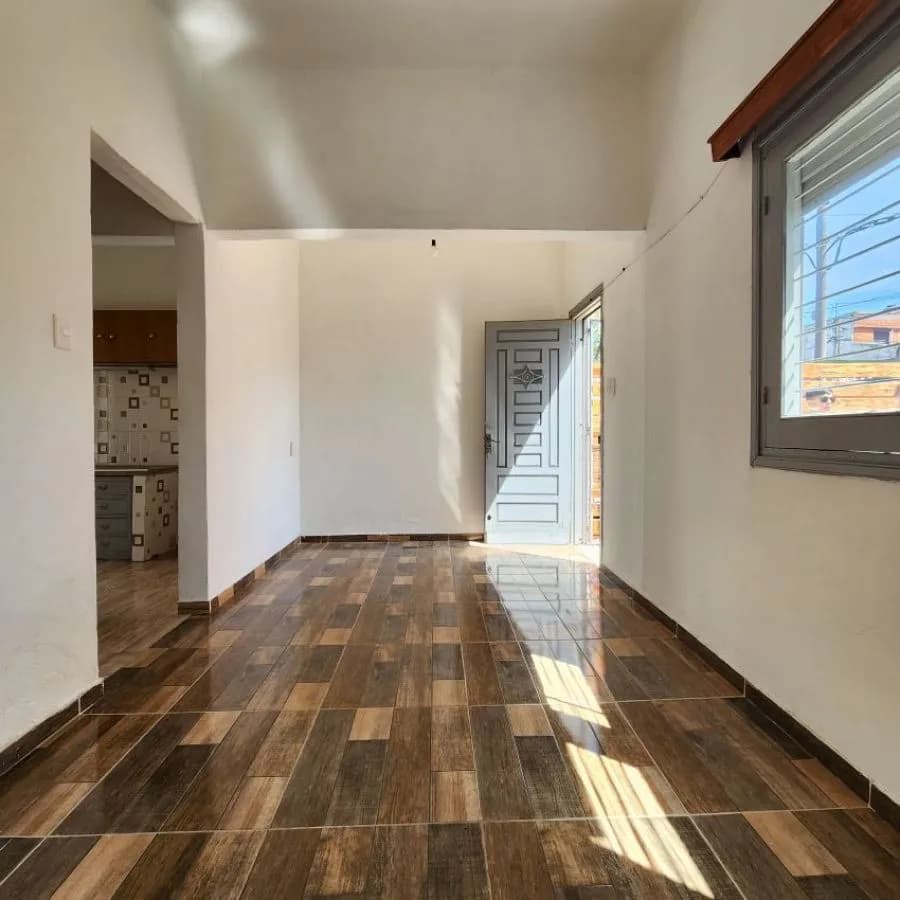 Alquiler Casa Con Cochera Y Patio, 1 Dormitorio Cerrito De La Victoria. — foto 3