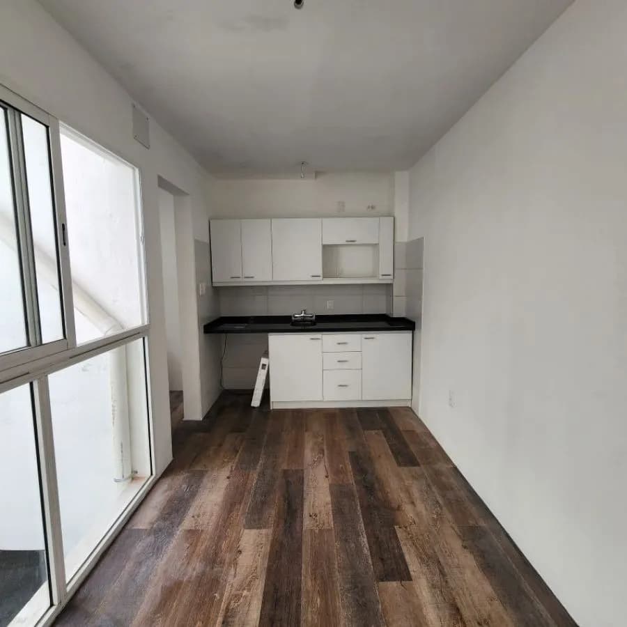 Alquiler Apartamento Duplex 2 Dormitorio Con Patio En Barrio Sur Con Bajos Gastos Comunes. — foto 1