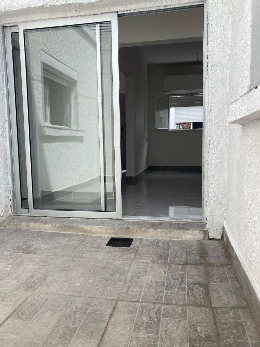 Alquilo Impecable Apartamento De 2 Dormitorios, Espacios Amplios, Patio De Uso Exlusivo, Bajos Gastos Comunes, Proximo A Montevideo Shopping. — foto 2