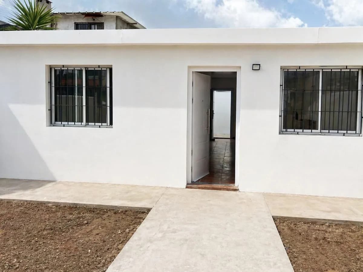Alquiler Casa Al Frente Con Amplio Jardin — foto 1