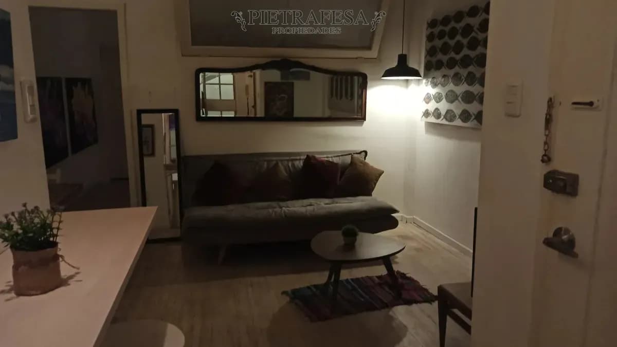 Apartamento En Alquiler, 1 Dormitorio, 1 Baño, Patio. Amueblado. Pocitos.