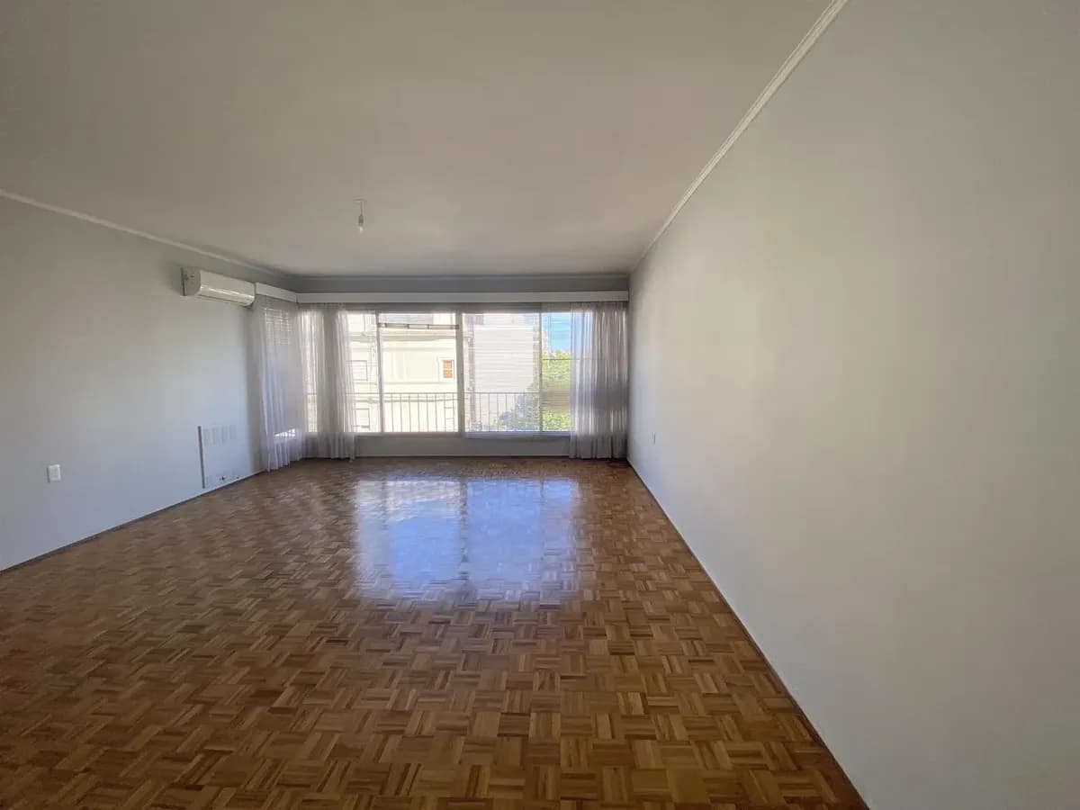 Alquiler De Apartamento 2 Dormitorios, 2 Baños, Cocina Definida, Piso Alto. Punta Carretas — foto 3