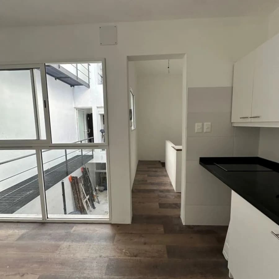 Alquiler Apartamento Duplex 2 Dormitorio Con Patio En Barrio Sur Con Bajos Gastos Comunes. — foto 2