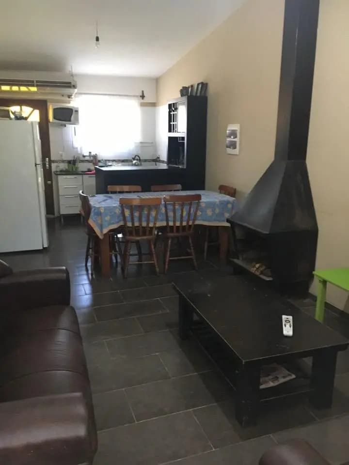 Alquiler Casa 2 Dormitorios Villa Argentina Con Cochera Y Piscina — foto 1