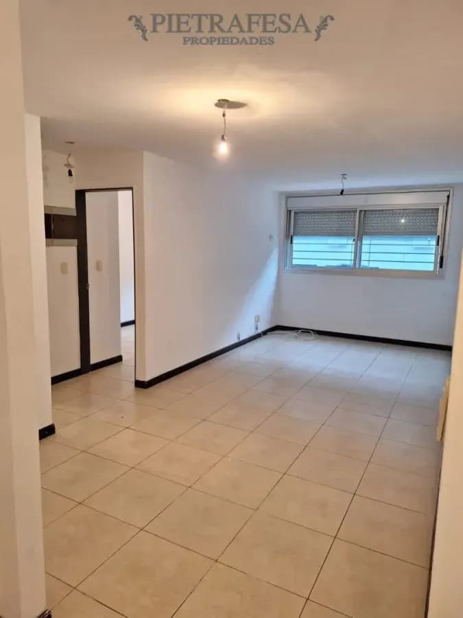 Apartamento En Alquiler, 2 Dormitorios, 1 Baño, Terraza Lavadero. Aguada.