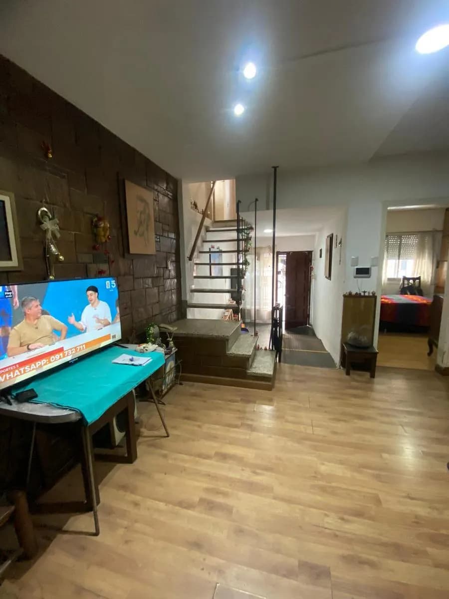 Venta Casa 3 Dormitorios Más Escritorio. A Metros De 18 De Julio, Terminal 3 Cruces Y Centros De Salud. Excelente Zona De Tres Cruces. — foto 2