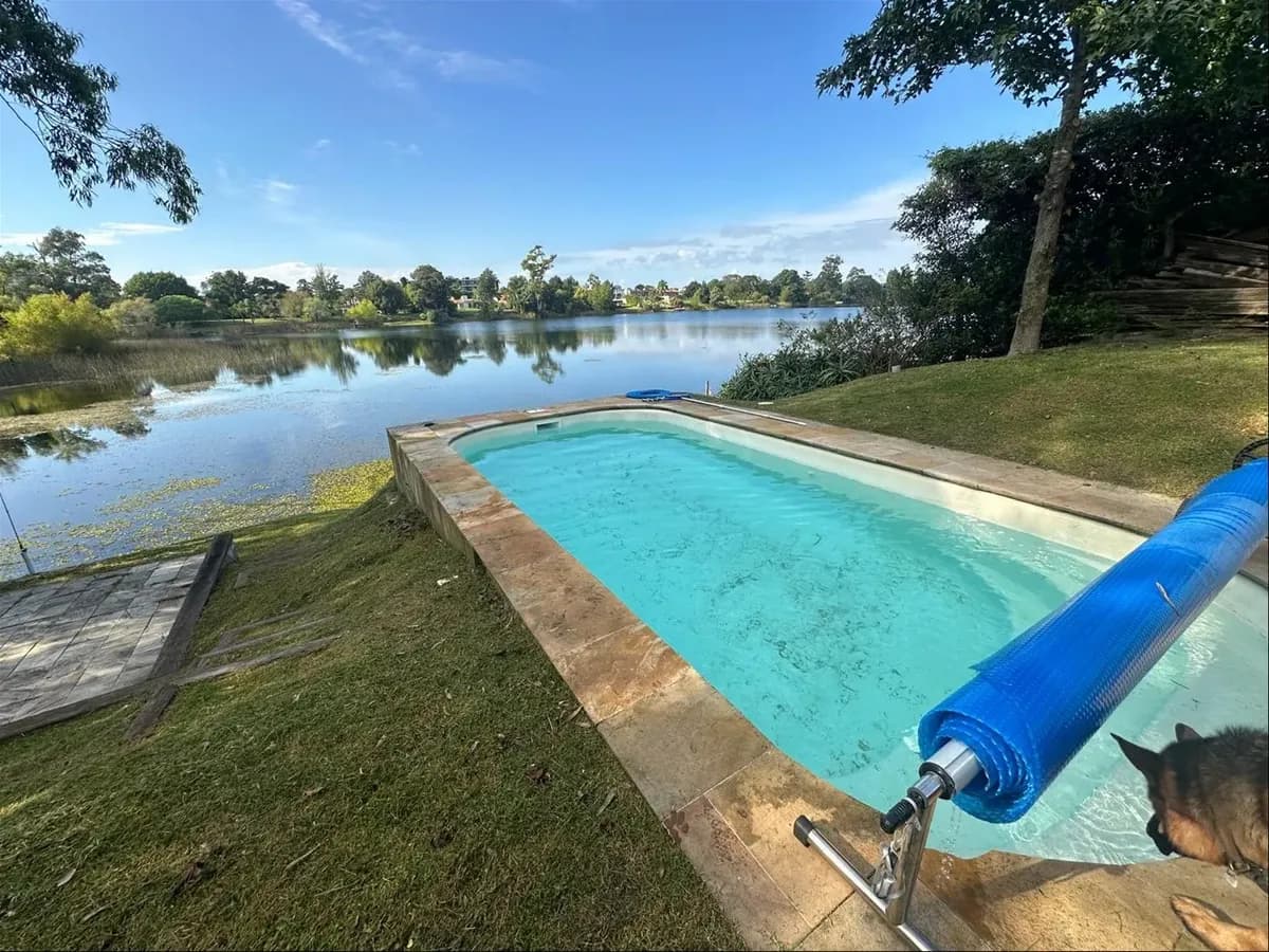 Parque Miramar Venta Magnífica Casa 3 Dormitorios En Primera Línea Al Lago, Living-comedor Con Estufa A Leña, Jardín Al Frente Y Fondo, Parrillero, Piscina, Cochera Para 2 Autos — foto 1