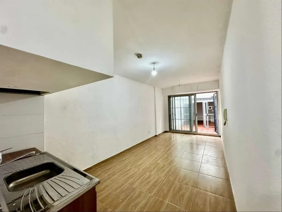 Monoambiente Con Patio Y Espacio Tipo Barbacoa A 1 Cuadra De La Rambla — foto 1