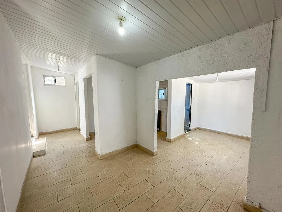 Alquiler Casa En Barrio Las Acacias, Patio, Jardin Al Frente.