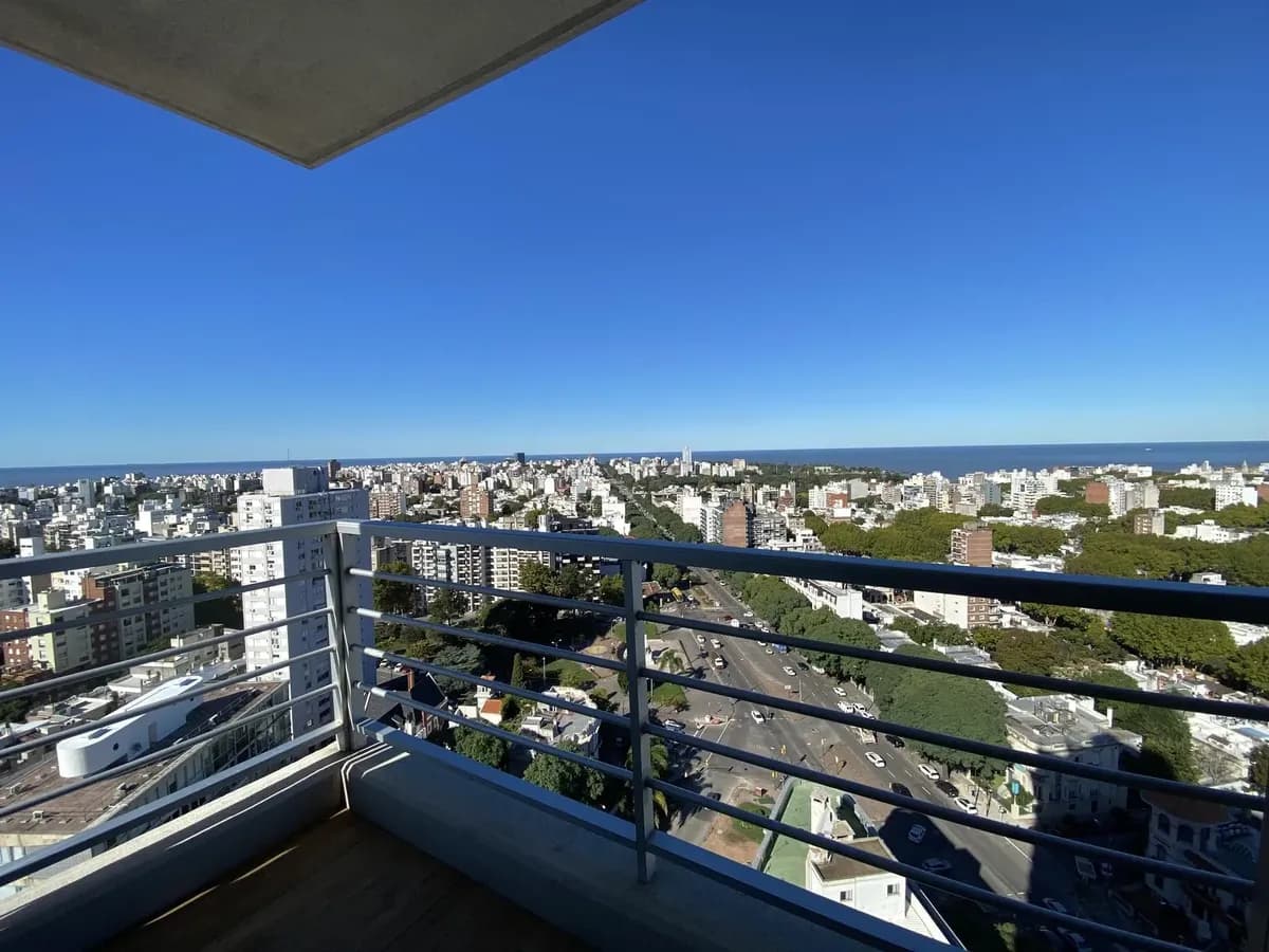 Alquiler De Apartamento 2 Dormitorios 3 Baños Y Garage, Piso Alto. Edificio Joy Montevideo! — foto 2