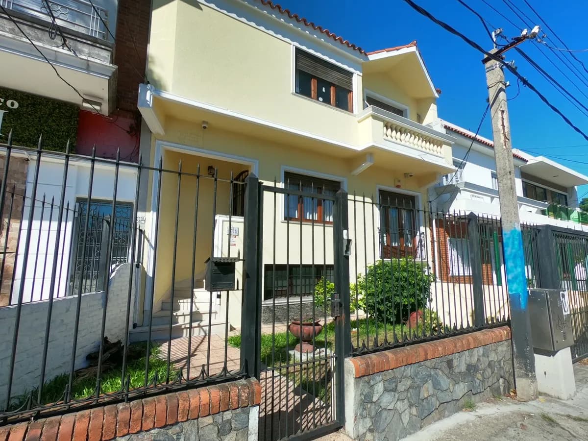 Exclusiva Residencia Desarrollada En Tres Niveles, De 3 A 4 Dormitorios, Escritorio, Doble Garage, Patio Con Parrillero