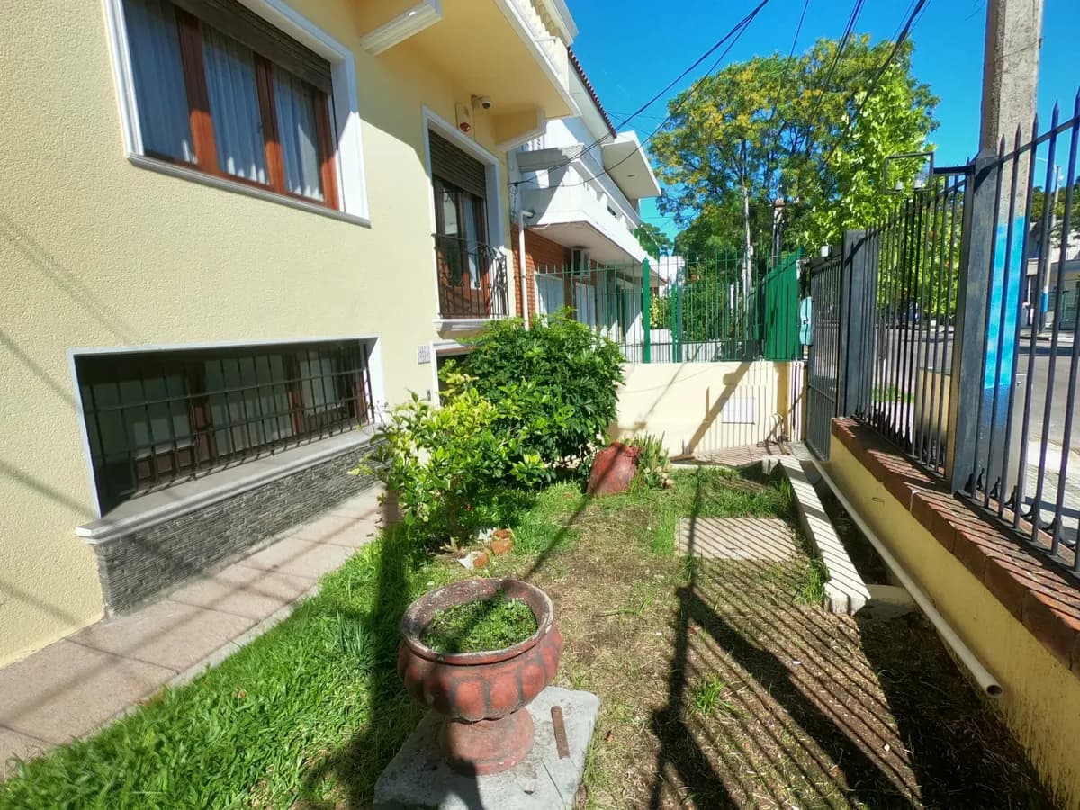 Exclusiva Residencia Desarrollada En Tres Niveles, De 3 A 4 Dormitorios, Escritorio, Doble Garage, Patio Con Parrillero — foto 3