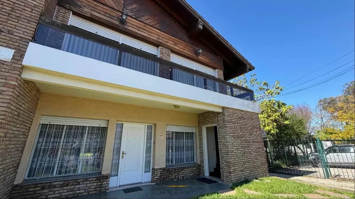 Venta Expectacular Casa Sobre Avenida En La Paz Canelones