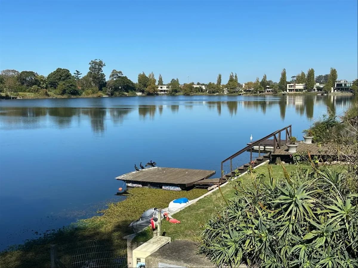Parque Miramar Venta Magnífica Casa 3 Dormitorios En Primera Línea Al Lago, Living-comedor Con Estufa A Leña, Jardín Al Frente Y Fondo, Parrillero, Piscina, Cochera Para 2 Autos