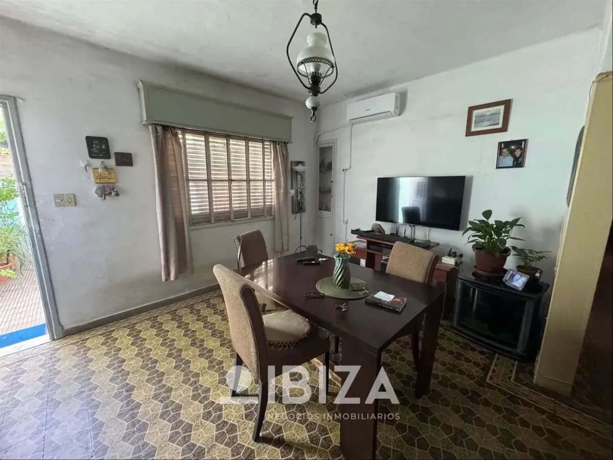 Venta Con Renta Casa Con Jardín, Patio Y Garage En Prado Norte
