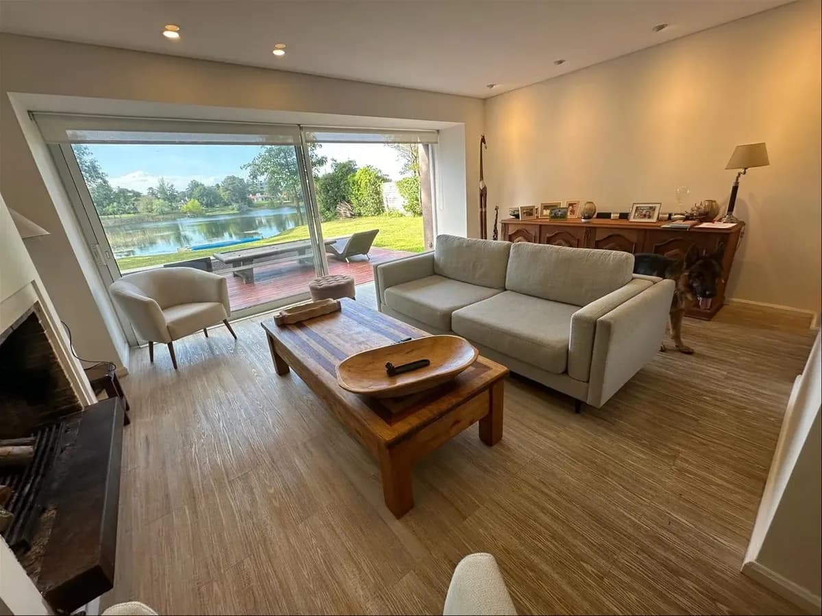 Parque Miramar Venta Magnífica Casa 3 Dormitorios En Primera Línea Al Lago, Living-comedor Con Estufa A Leña, Jardín Al Frente Y Fondo, Parrillero, Piscina, Cochera Para 2 Autos — foto 2
