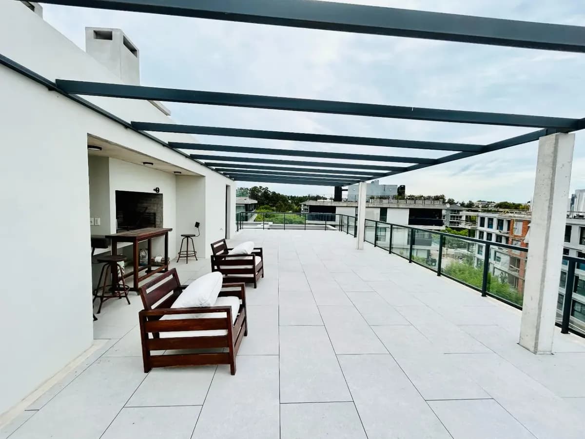 Apartamento En Alquiler De 3 Dormitorios C/ Cochera En Barrio Parques