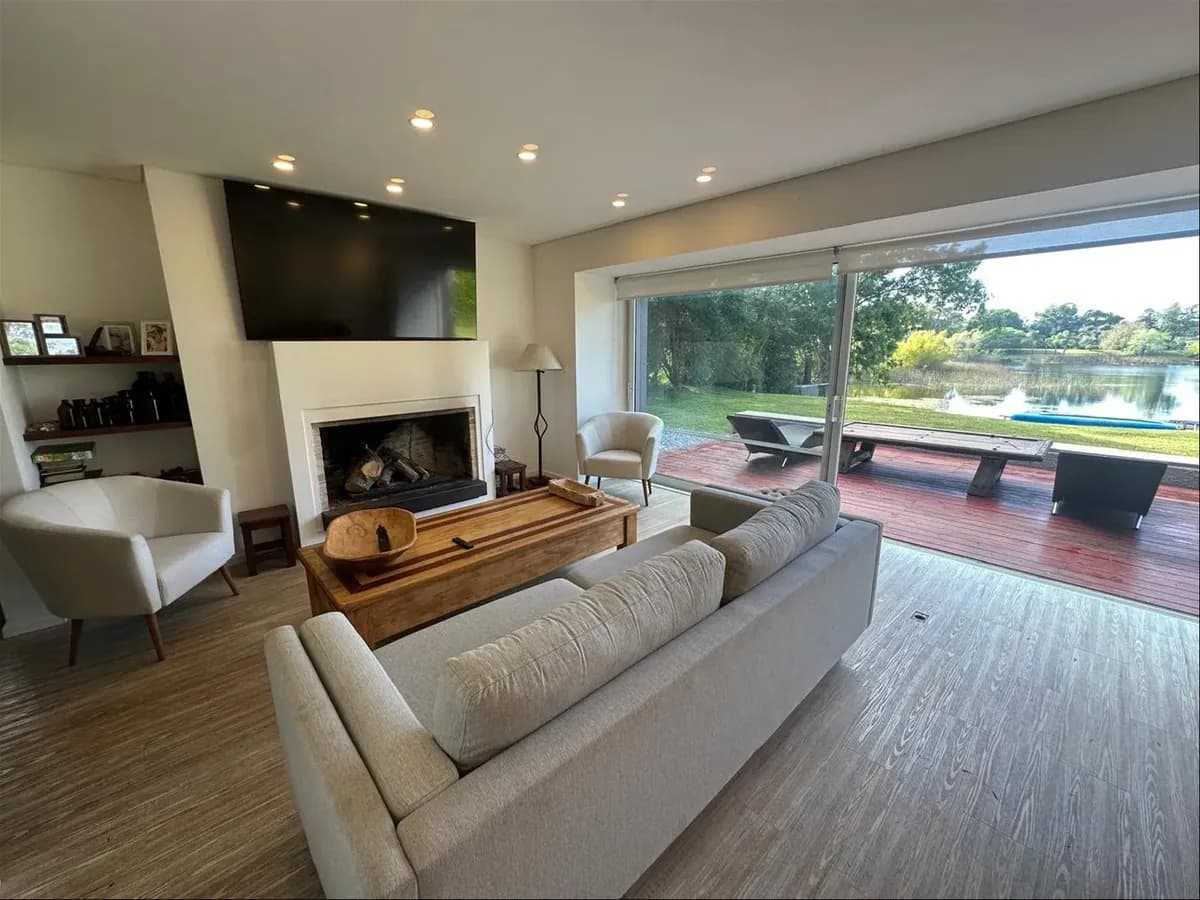 Parque Miramar Venta Magnífica Casa 3 Dormitorios En Primera Línea Al Lago, Living-comedor Con Estufa A Leña, Jardín Al Frente Y Fondo, Parrillero, Piscina, Cochera Para 2 Autos — foto 3
