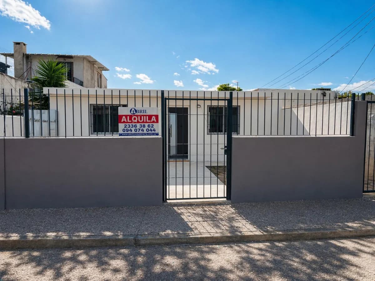 Alquiler Casa Al Frente Con Amplio Jardin