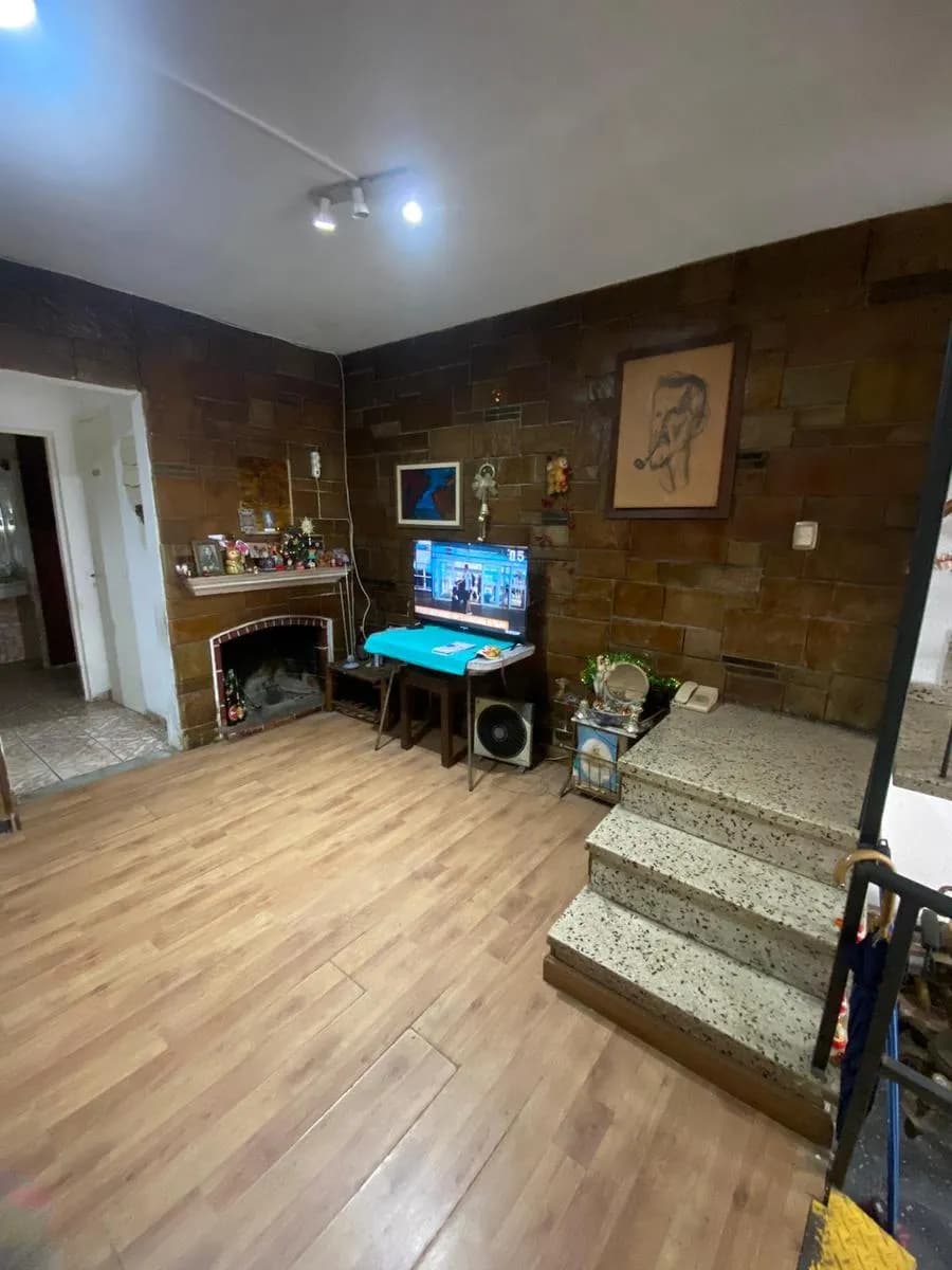 Venta Casa 3 Dormitorios Más Escritorio. A Metros De 18 De Julio, Terminal 3 Cruces Y Centros De Salud. Excelente Zona De Cordón Sur. — foto 2