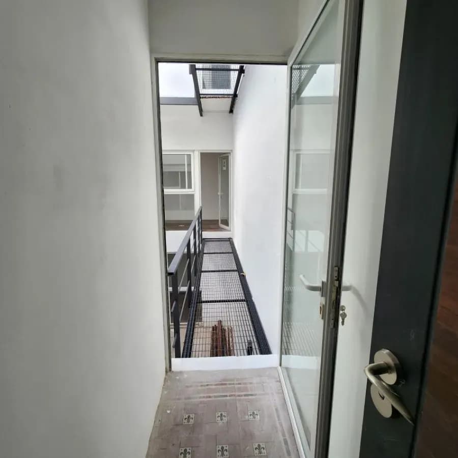 Alquiler Apartamento Duplex 2 Dormitorio Con Patio En Barrio Sur Con Bajos Gastos Comunes.
