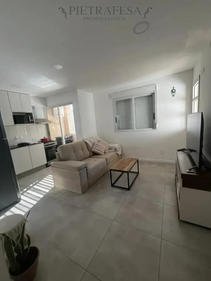 Apartamento En Alquiler, 2 Dormitorios, 1 Baño, Balcón. Sin Gastos Comunes. Reducto.