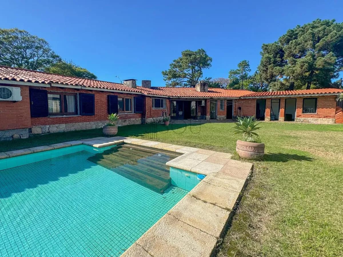 Venta De Casa En Carrasco Sur Con Piscina Y Cuatro Garajes