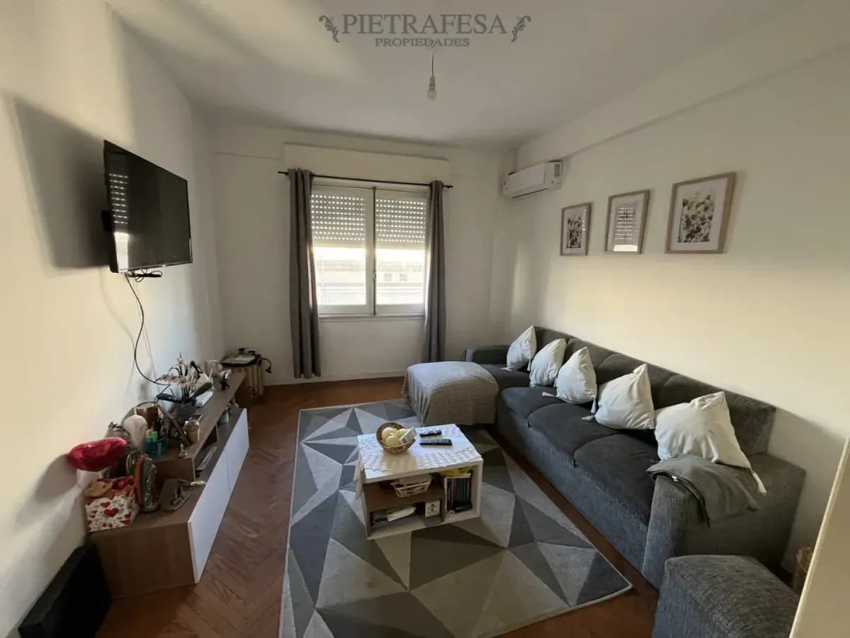 Apartamento En Alquiler, 3 Dormitorios, 2 Baños, Terraza. Equipado. Ciudad Vieja.