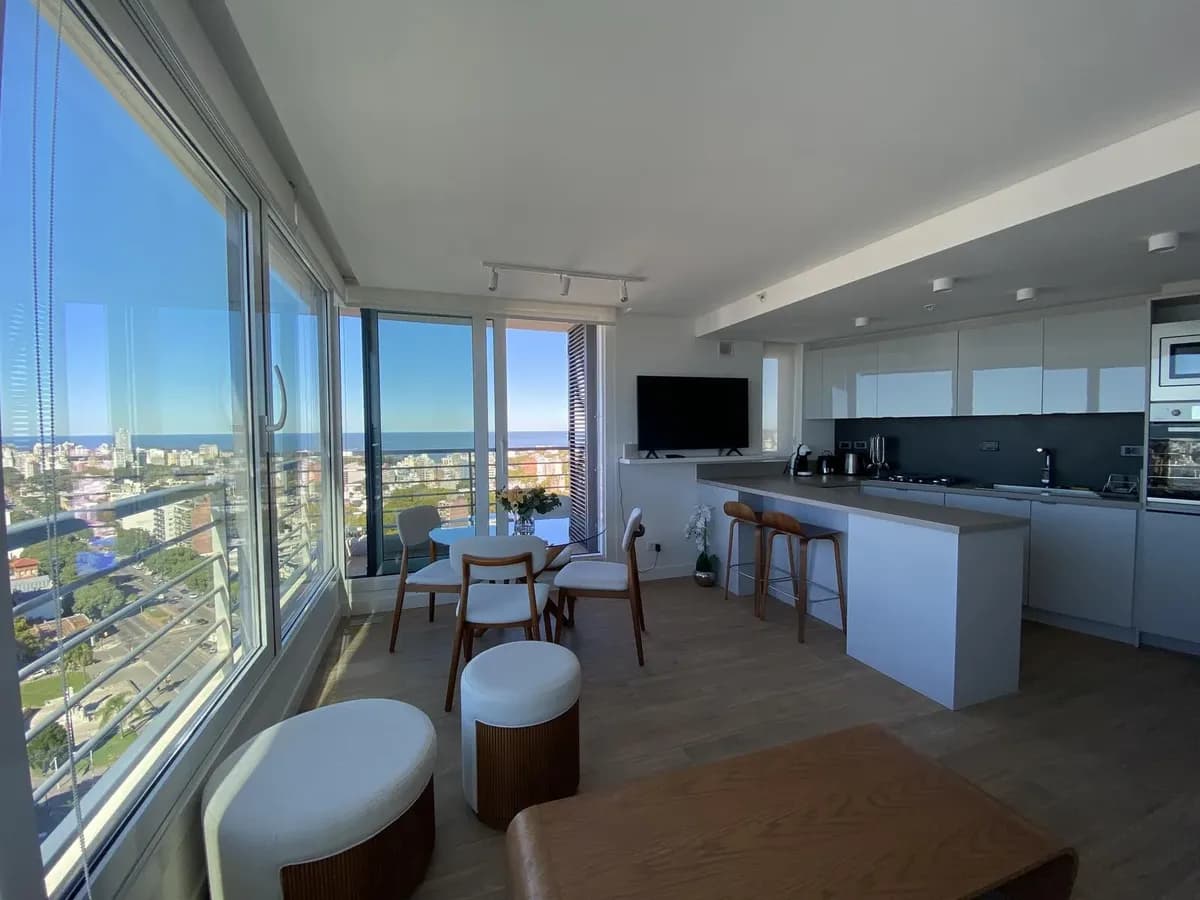 Alquiler De Apartamento 2 Dormitorios 3 Baños Y Garage, Piso Alto. Edificio Joy Montevideo! — foto 3