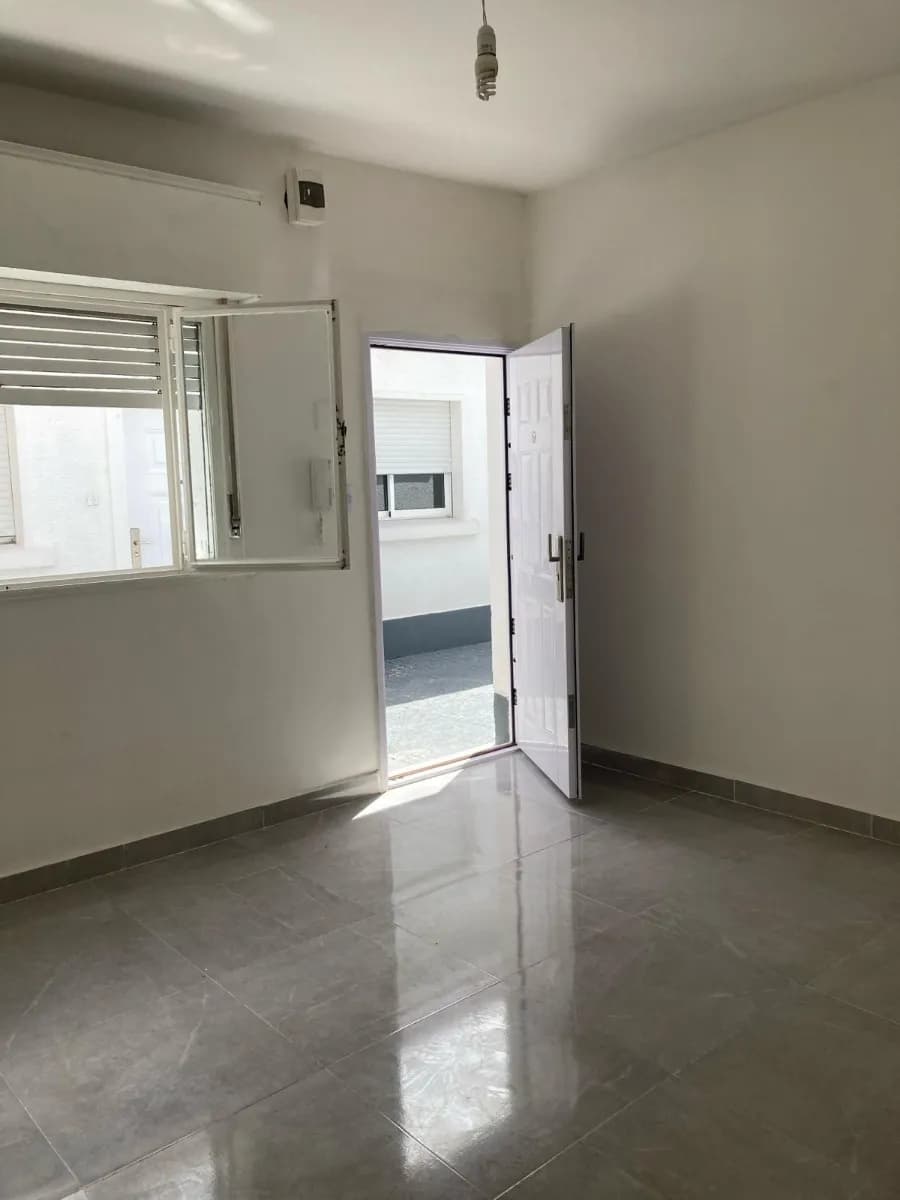 Alquilo Impecable Apartamento De 2 Dormitorios, Espacios Amplios, Patio De Uso Exlusivo, Bajos Gastos Comunes, Proximo A Montevideo Shopping. — foto 4
