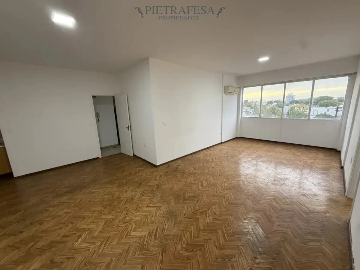 Apartamento En Alquiler, 3 Dormitorios, 2 Baños, Balcón. Brazo Oriental.